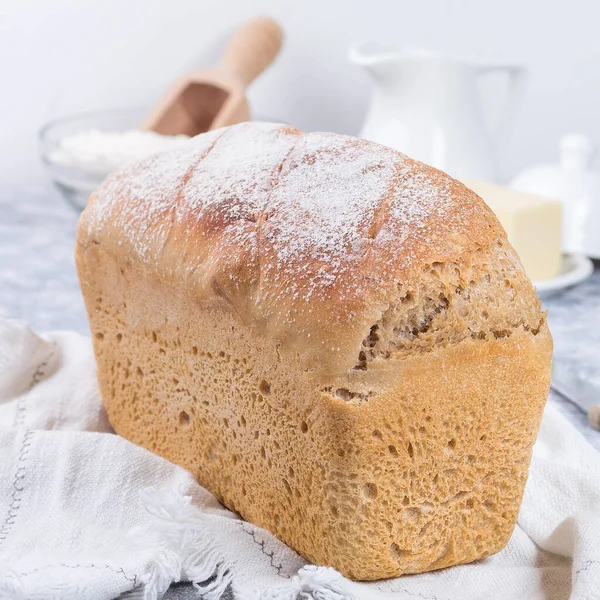 Bochník domácího chleba bez hnětení s bílou látkou, čtvercový — Stock fotografie