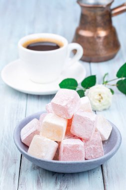 Türk lokumu ya da lokum şekerlemesi bir fincan kahve ve bir fincan dikey limonla tatlandırılmış.