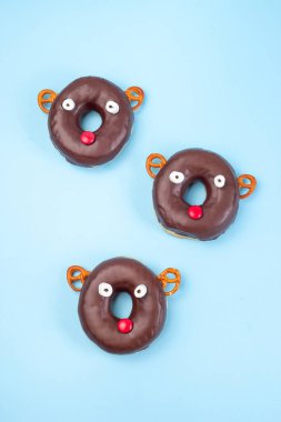 Çikolatalı donut, kraker, lokum ve şekerden oluşan Noel geyikleri, dikey