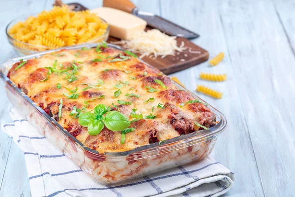 Мак и сыр с фрикадельками, моцарелла, томатный соус и базилик, в задней тарелке, горизонтальная — стоковое фото