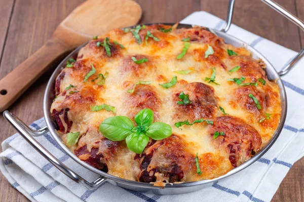 Макароны и сыр с фрикадельками, моцарелла, томатный соус и базилик, в металлической задней тарелке, горизонтальная — стоковое фото