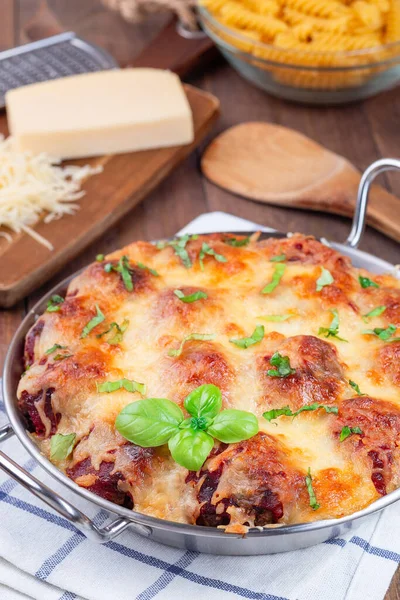 Mac e queijo com almôndegas, mussarela, molho de tomate e manjericão, em prato de apoio de metal, vertical — Fotografia de Stock