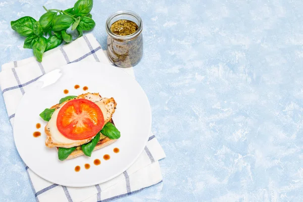 Tavuklu sandviç, mozzarella, domates, pesto ve fesleğen kızarmış ciabatta, yatay, üst manzara