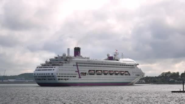 International Cruise Liner Ship Starts Depart Port Cork Cobh Ireland — ストック動画