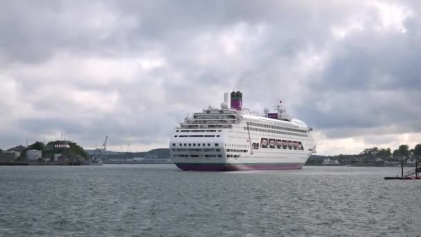 国際クルーズ客船 アンバサダー が2022年7月18日にアイルランドのコーク港を出港 — ストック動画