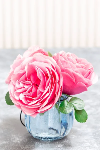 Красиві Рожеві Садові Троянди Вазі Сірому Фоні Вертикальний Копіювати Простір — стокове фото