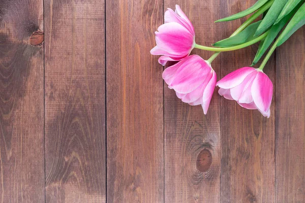Ramo Hermosos Tulipanes Blancos Rosados Sobre Fondo Madera Marrón Oscuro — Foto de Stock