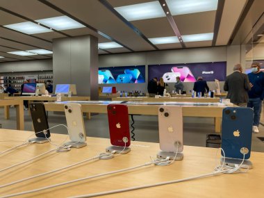 Köln, Almanya - 1 Ekim 2021: Yeni iPhone 13 'ün yanı sıra iPhone 13 Pro ve iPhone 13 Mini' yi Apple Store 'da karşılaştıran ve test eden bir Alman fotoğrafçı.