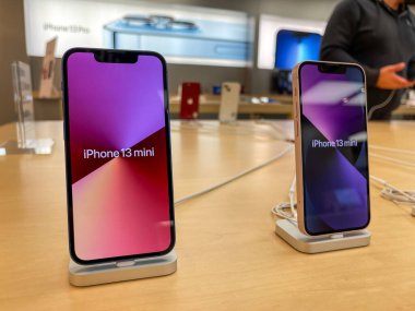 Köln, Almanya - 1 Ekim 2021: Yeni iPhone 13 'ün yanı sıra iPhone 13 Pro ve iPhone 13 Mini' yi Apple Store 'da karşılaştıran ve test eden bir Alman fotoğrafçı.