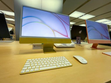 Köln, Almanya - 30 Eylül 2021: Bir alışveriş merkezindeki Apple Store 'u ziyaret eden Alman bir fotoğrafçı, bilgi topluyor ve tüm yeni Apple iMac 2021' in farklı renklerde fotoğraflarını çekiyor.