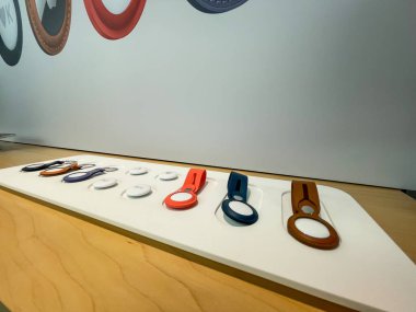 Köln, Almanya - 1 Ekim 2021: Bir Apple mağazasında farklı renklerde aksesuarlara sahip yeni Apple Havacılık etiketleri hakkında bilgi arayan bir Alman fotoğrafçı.