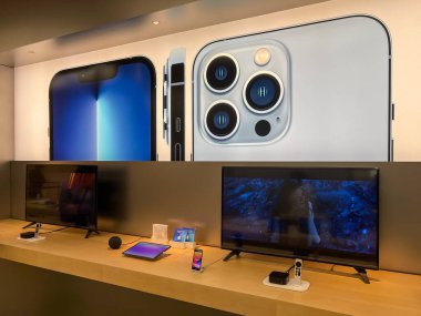 Köln, Almanya - 1 Ekim 2021: Yeni iPhone 13 'ün yanı sıra iPhone 13 Pro ve iPhone 13 Mini' yi Apple Store 'da karşılaştıran ve test eden bir Alman fotoğrafçı.