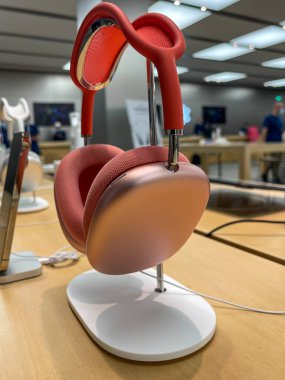 Köln, Almanya - 1 Ekim 2021: Bir Alman fotoğrafçı Apple Store 'da yeni Airpod Max' i farklı renklerde karşılaştırıp test ediyor.