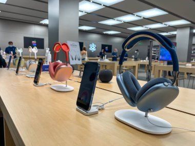 Köln, Almanya - 1 Ekim 2021: Bir Alman fotoğrafçı Apple Store 'da yeni Airpod Max' i farklı renklerde karşılaştırıp test ediyor.