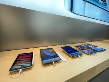 Köln, Almanya - 30 Eylül 2021: Bir Alman fotoğrafçı Apple Store 'a giderek yeni iPad Mini' nin farklı versiyonlarını karşılaştırdı.