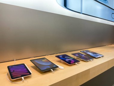 Köln, Almanya - 30 Eylül 2021: Bir Alman fotoğrafçı Apple Store 'a giderek yeni iPad Mini' nin farklı versiyonlarını karşılaştırdı.