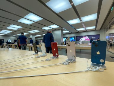 Köln, Almanya - 1 Ekim 2021: Yeni iPhone 13 'ün yanı sıra iPhone 13 Pro ve iPhone 13 Mini' yi Apple Store 'da karşılaştıran ve test eden bir Alman fotoğrafçı.