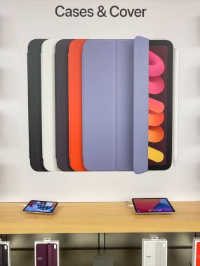 Köln, Almanya - 30 Eylül 2021: Bir Alman fotoğrafçı Apple Store 'a giderek yeni iPad Mini' nin farklı versiyonlarını karşılaştırdı.