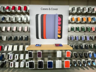 Köln, Almanya - 30 Eylül 2021: Bir Alman fotoğrafçı Apple Store 'a giderek yeni iPad Mini' nin farklı versiyonlarını karşılaştırdı.