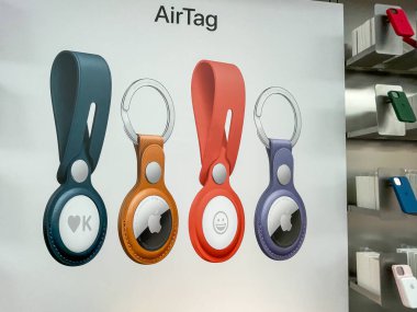 Köln, Almanya - 1 Ekim 2021: Bir Apple mağazasında farklı renklerde aksesuarlara sahip yeni Apple Havacılık etiketleri hakkında bilgi arayan bir Alman fotoğrafçı.