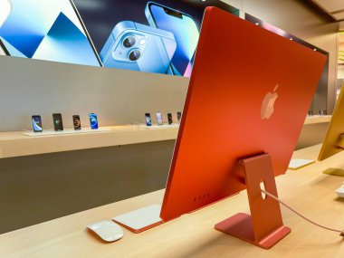 Köln, Almanya - 30 Eylül 2021: Bir alışveriş merkezindeki Apple Store 'u ziyaret eden Alman bir fotoğrafçı, bilgi topluyor ve tüm yeni Apple iMac 2021' in farklı renklerde fotoğraflarını çekiyor.