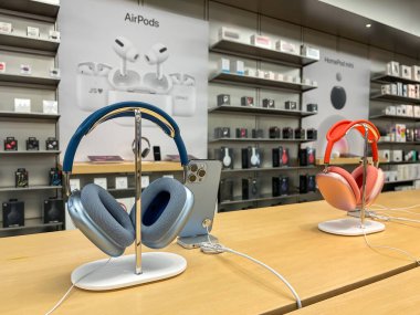 Köln, Almanya - 1 Ekim 2021: Bir Alman fotoğrafçı Apple Store 'da yeni Airpod Max' i farklı renklerde karşılaştırıp test ediyor.