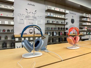 Köln, Almanya - 1 Ekim 2021: Bir Alman fotoğrafçı Apple Store 'da yeni Airpod Max' i farklı renklerde karşılaştırıp test ediyor.