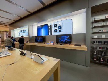 Köln, Almanya - 1 Ekim 2021: Yeni iPhone 13 'ün yanı sıra iPhone 13 Pro ve iPhone 13 Mini' yi Apple Store 'da karşılaştıran ve test eden bir Alman fotoğrafçı.