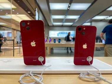 Köln, Almanya - 1 Ekim 2021: Yeni iPhone 13 'ün yanı sıra iPhone 13 Pro ve iPhone 13 Mini' yi Apple Store 'da karşılaştıran ve test eden bir Alman fotoğrafçı.