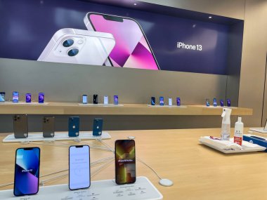 Köln, Almanya - 1 Ekim 2021: Yeni iPhone 13 'ün yanı sıra iPhone 13 Pro ve iPhone 13 Mini' yi Apple Store 'da karşılaştıran ve test eden bir Alman fotoğrafçı.