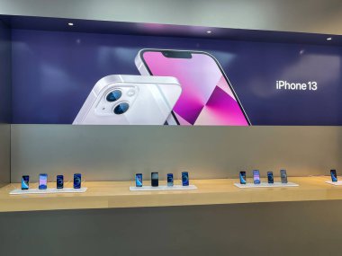Köln, Almanya - 1 Ekim 2021: Yeni iPhone 13 'ün yanı sıra iPhone 13 Pro ve iPhone 13 Mini' yi Apple Store 'da karşılaştıran ve test eden bir Alman fotoğrafçı.