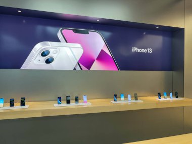 Köln, Almanya - 1 Ekim 2021: Yeni iPhone 13 'ün yanı sıra iPhone 13 Pro ve iPhone 13 Mini' yi Apple Store 'da karşılaştıran ve test eden bir Alman fotoğrafçı.