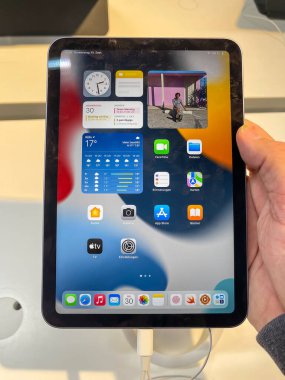 Köln, Almanya - 30 Eylül 2021: Bir Alman fotoğrafçı Apple Store 'a giderek yeni iPad Mini' nin farklı versiyonlarını karşılaştırdı.