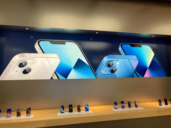 Köln, Almanya - 1 Ekim 2021: Yeni iPhone 13 'ün yanı sıra iPhone 13 Pro ve iPhone 13 Mini' yi Apple Store 'da karşılaştıran ve test eden bir Alman fotoğrafçı.