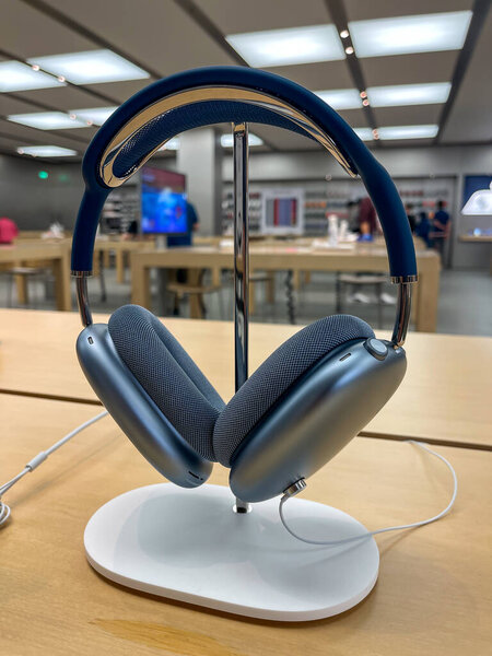 Кёльн, Германия - 01 октября 2021: Немецкий фотограф сравнивает и тестирует новый Airpod Max в разных цветах в Apple Store.