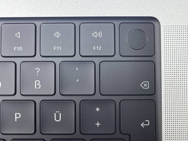 Köln, Almanya - 1 Ekim 2021: Yeni MacBook Pro 'yu Apple Store' daki M1 Pro ve M1 Max çipleriyle karşılaştıran ve test eden bir Alman fotoğrafçı.