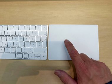 Frankfurt, Almanya - 28 Ekim 2021: Bir Alman fotoğrafçı Apple Store 'u ziyaret ediyor, yeni Apple iMac 2021 hakkında bilgi topluyor, sihirli pist ile klavyenin fotoğraflarını çekiyor.