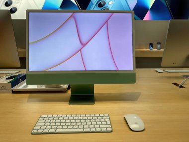 Köln, Almanya - 28 Ekim 2021: Bir alışveriş merkezindeki Apple Store 'u ziyaret eden Alman bir fotoğrafçı, bilgi topluyor ve tüm yeni Apple iMac 2021' in farklı renklerde fotoğraflarını çekiyor.