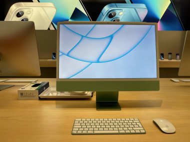 Köln, Almanya - 28 Ekim 2021: Bir alışveriş merkezindeki Apple Store 'u ziyaret eden Alman bir fotoğrafçı, bilgi topluyor ve tüm yeni Apple iMac 2021' in farklı renklerde fotoğraflarını çekiyor.