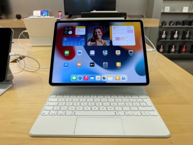 Frankfurt, Almanya - 28 Ekim 2021: Bir Alman fotoğrafçı Apple Store 'a giderek yeni iPad Pro' nun farklı versiyonlarını karşılaştırdı.