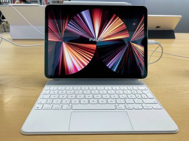 Frankfurt, Almanya - 28 Ekim 2021: Bir Alman fotoğrafçı Apple Store 'a giderek yeni iPad Pro' nun farklı versiyonlarını karşılaştırdı.