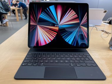Frankfurt, Almanya - 28 Ekim 2021: Bir Alman fotoğrafçı Apple Store 'a giderek yeni iPad Pro' nun farklı versiyonlarını karşılaştırdı.