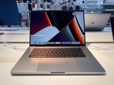 Köln, Almanya - 1 Ekim 2021: Yeni MacBook Pro 'yu Apple Store' daki M1 Pro ve M1 Max çipleriyle karşılaştıran ve test eden bir Alman fotoğrafçı.