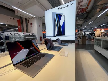 Köln, Almanya - 1 Ekim 2021: Yeni MacBook Pro 'yu büyük bir alışveriş merkezindeki Satürn medya pazarında yeni M1 Pro ve M1 Max çipleriyle karşılaştıran ve test eden bir Alman fotoğrafçı.