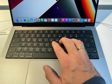 Köln, Almanya - 1 Ekim 2021: Yeni MacBook Pro 'yu büyük bir alışveriş merkezindeki Satürn medya pazarında yeni M1 Pro ve M1 Max çipleriyle karşılaştıran ve test eden bir Alman fotoğrafçı.