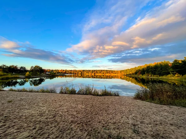 Lago Pequeno Bonito Hesse Alemanha Dia Ensolarado Outono Com Uma — Fotografia de Stock