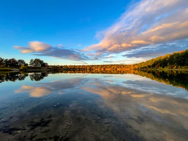 Lago Pequeno Bonito Hesse Alemanha Dia Ensolarado Outono Com Uma — Fotografia de Stock