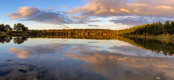Krásné Jezírko Hesensku Německo Slunečného Podzimního Dne Pestrobarevným Lesem Odrážejícím — Stock fotografie