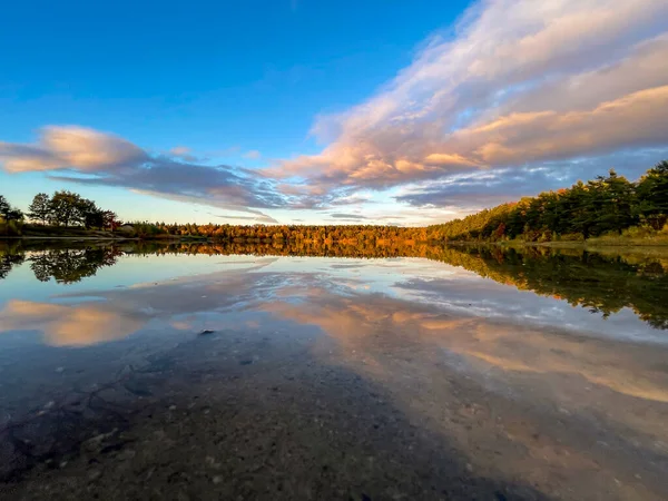 Piękne Małe Jezioro Hesji Niemcy Słoneczny Dzień Jesienią Kolorowym Lasem — Zdjęcie stockowe