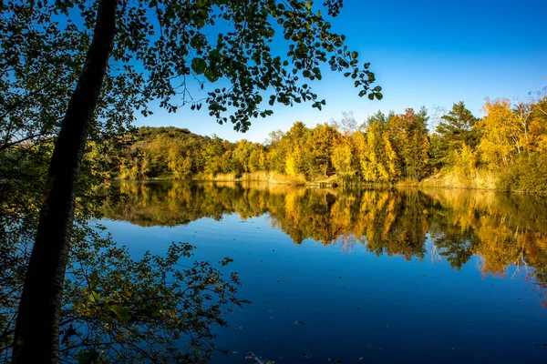 Μια Όμορφη Μικρή Λίμνη Που Ονομάζεται Oberwaldsee Στη Γερμανία Μια — Φωτογραφία Αρχείου